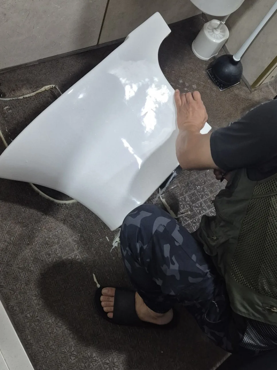 변기를 탈거해 안을 확인했습니다.