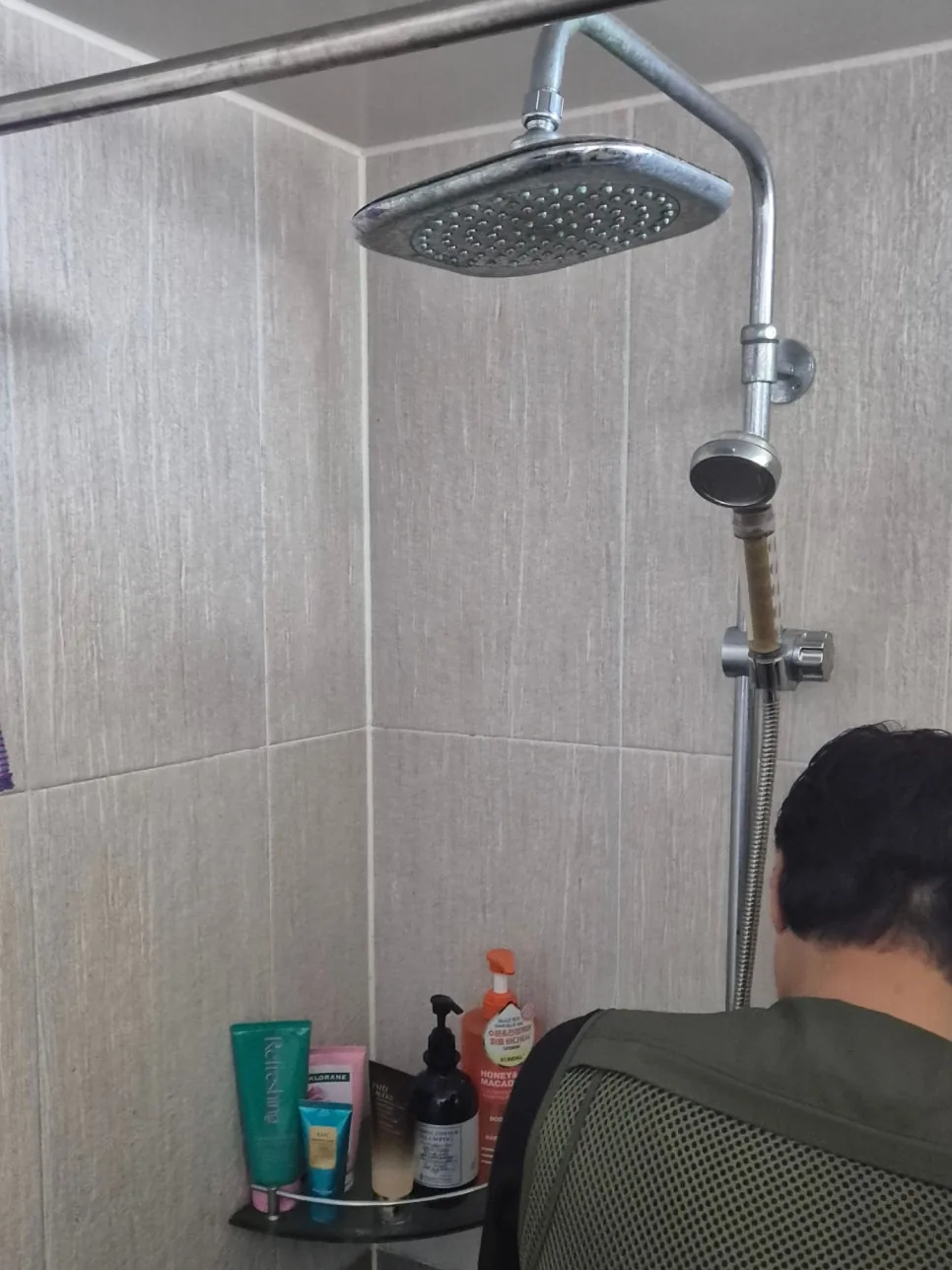 천장 해바라기 수전 편심 쪽에서 물이 새고 있었습니다.