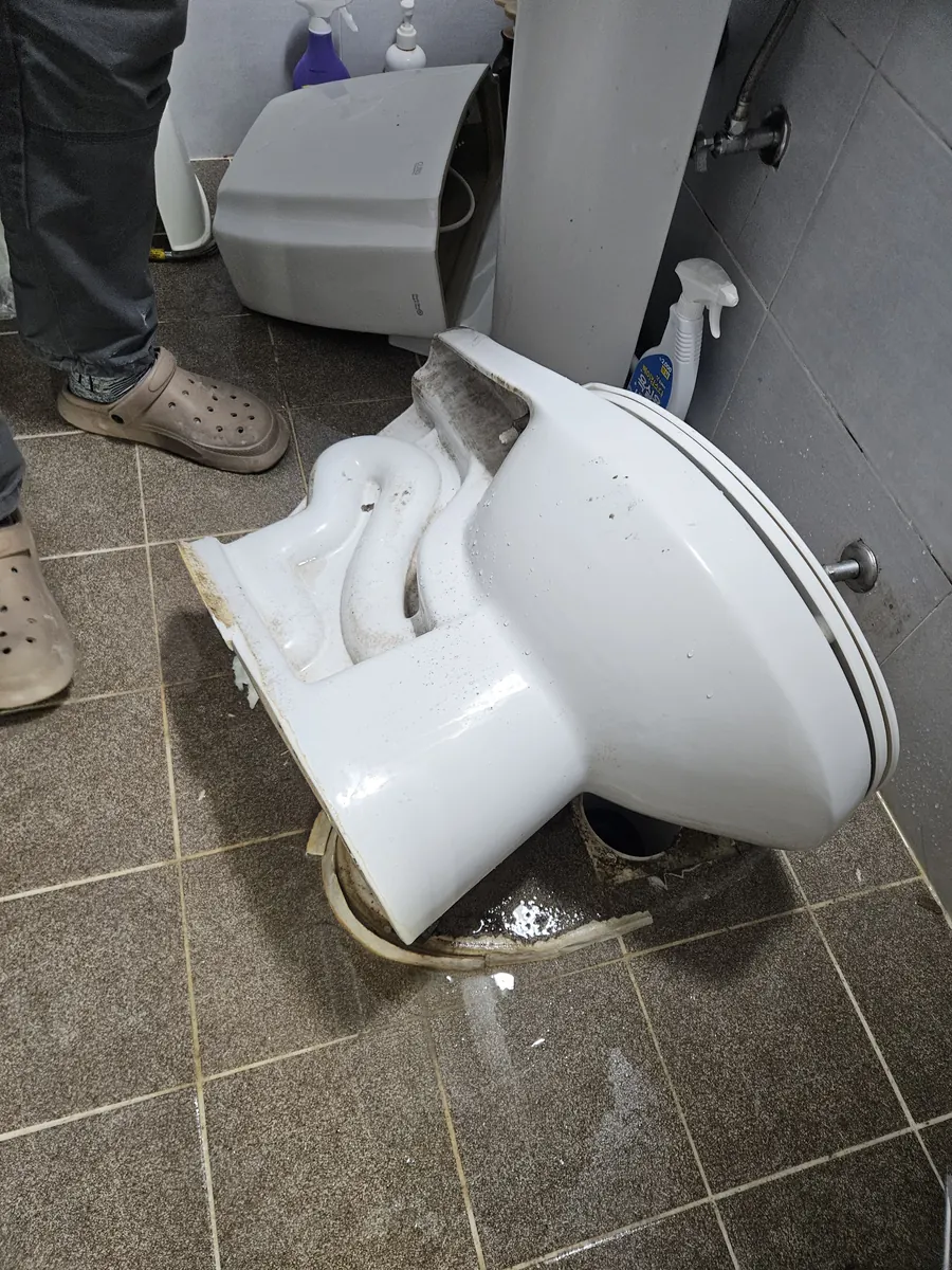 고객님 동의를 받고 변기를 탈거했습니다.