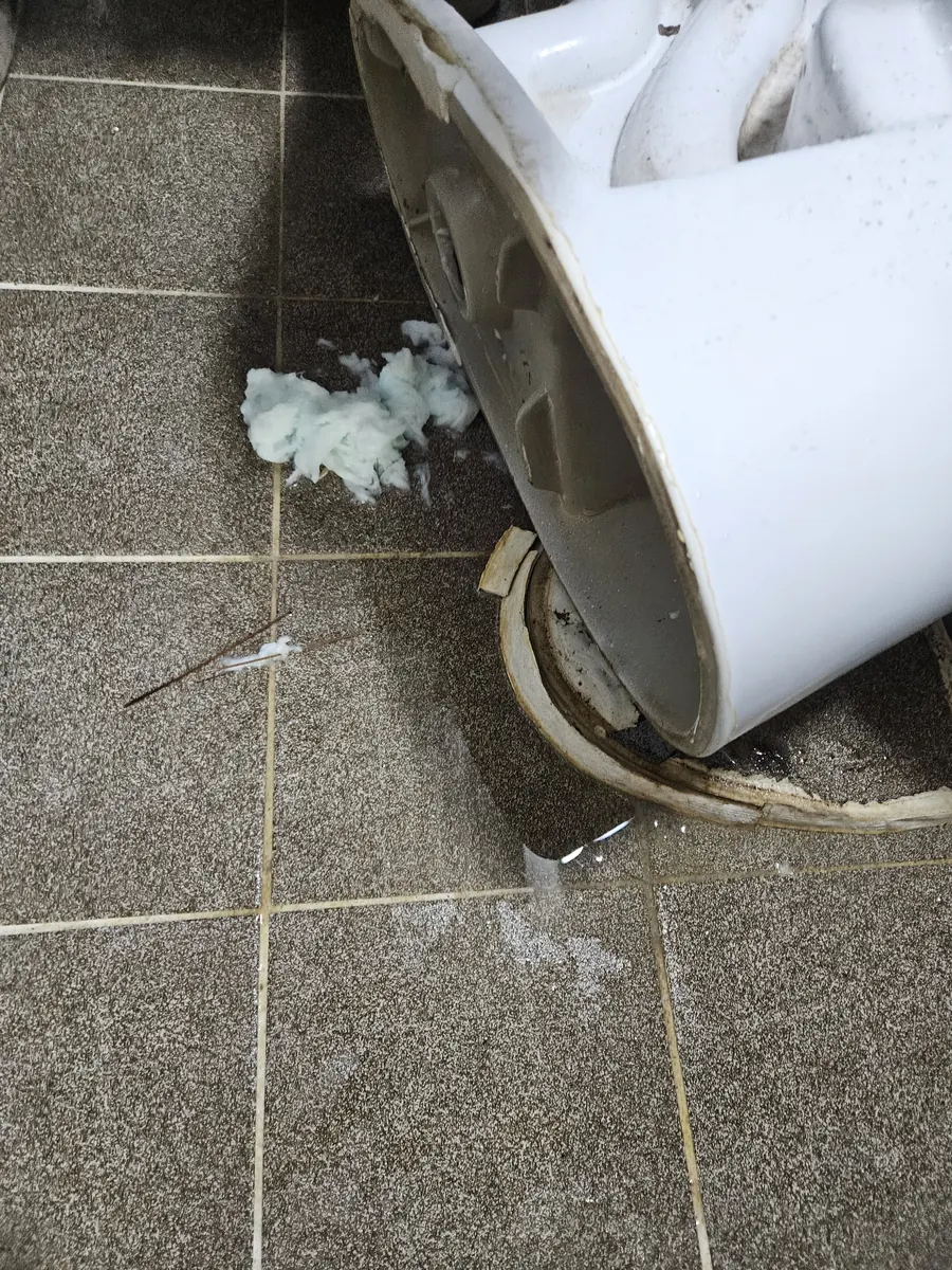 변기 끝에 휴지가 꽉 껴 있었습니다. 한꺼번에 많이 내려보낸 것이 원인이었습니다.